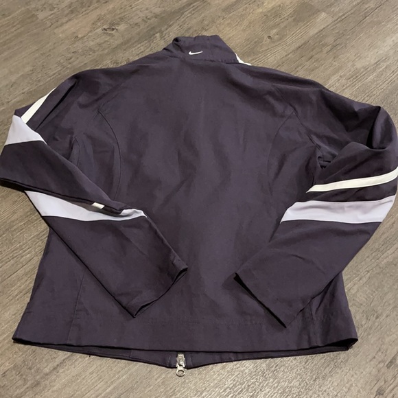 Nike women’s size medium jacket - Picture 6 of 10